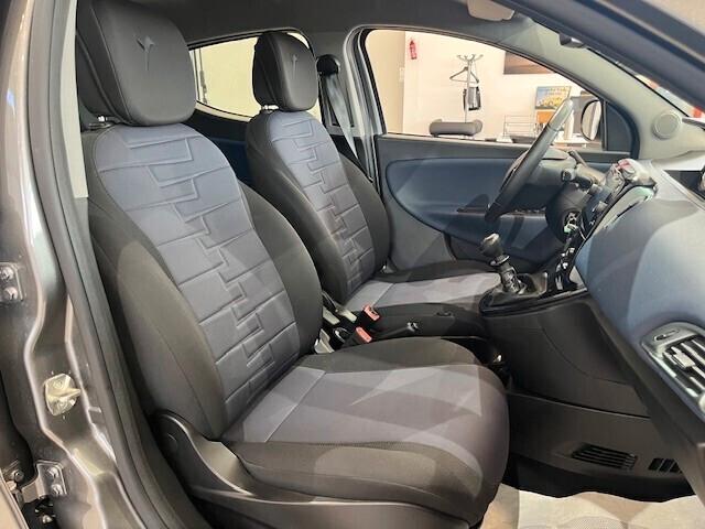 Lancia Ypsilon 1.0 firefly hybrid Silver