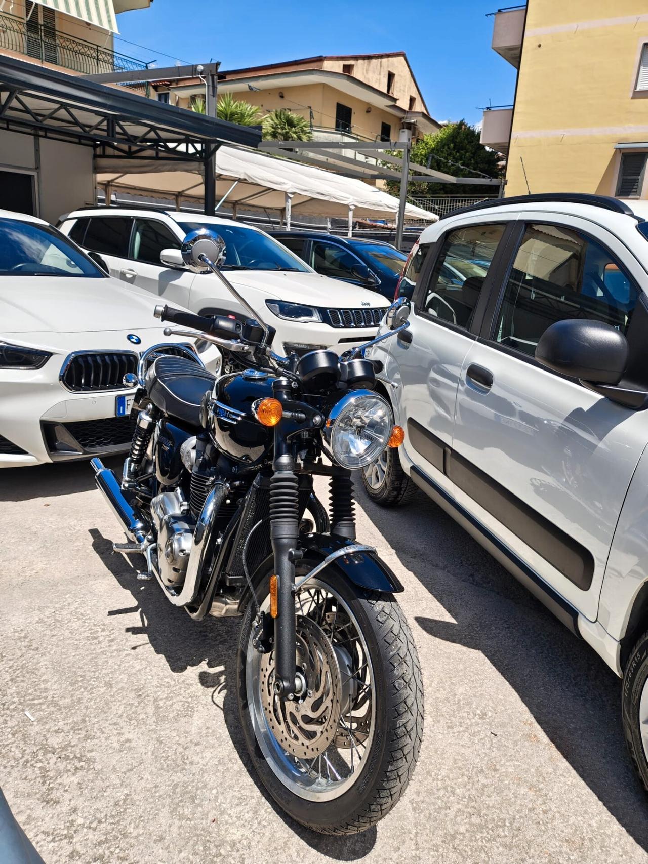 Triumph Bonneville T120 Tutti i tagliandi dimostrabili con fatture .unico Proprietario