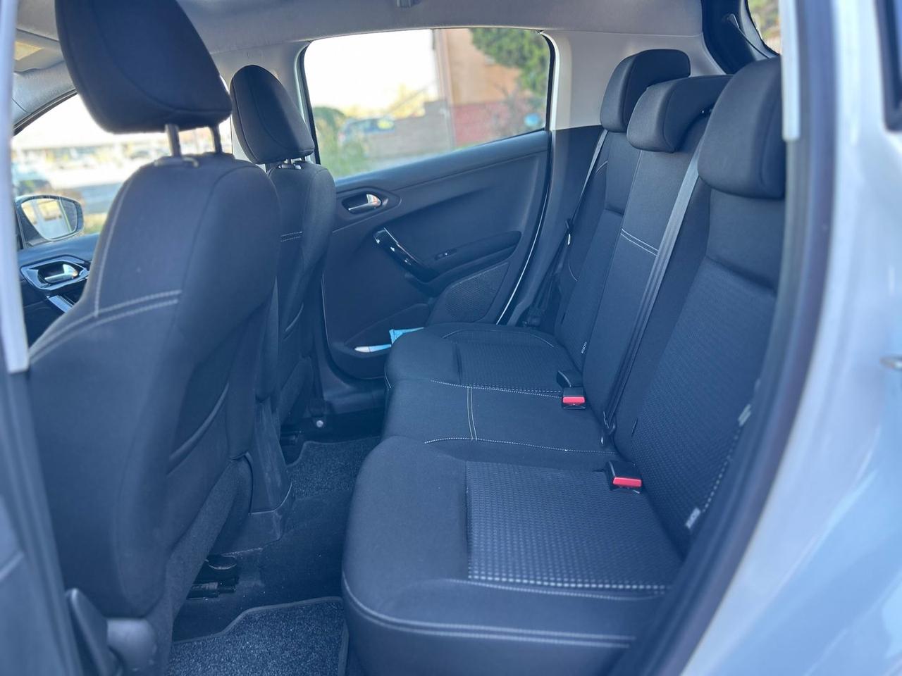 Peugeot 208 Allure 1.2 PureTech 82 #8112