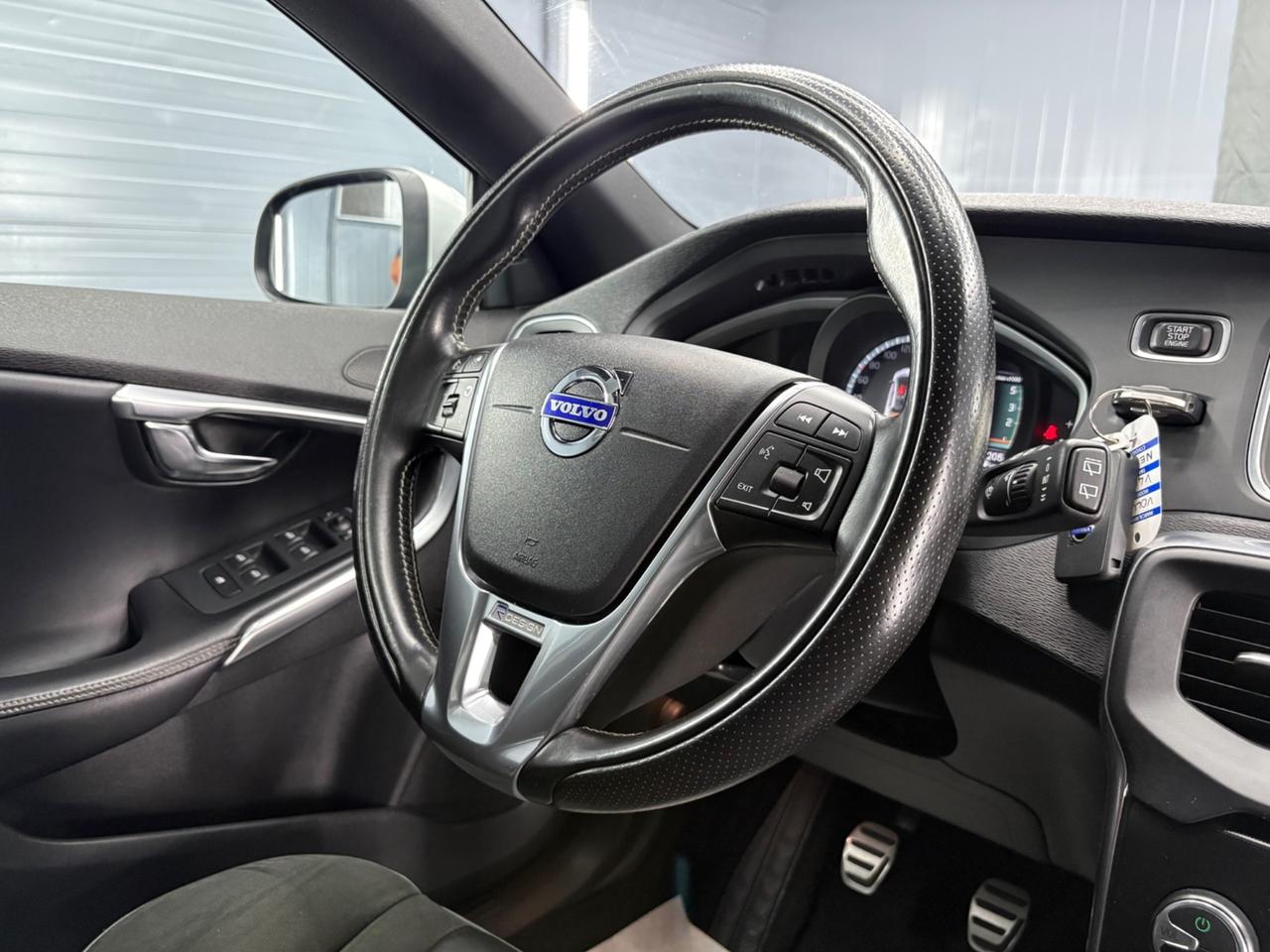 Volvo V40 D4 R-design Momentum