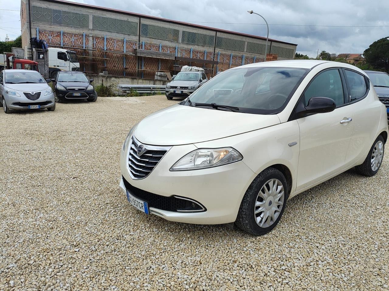 Lancia Ypsilon 0.9 TwinAir 85 CV bianco perla
