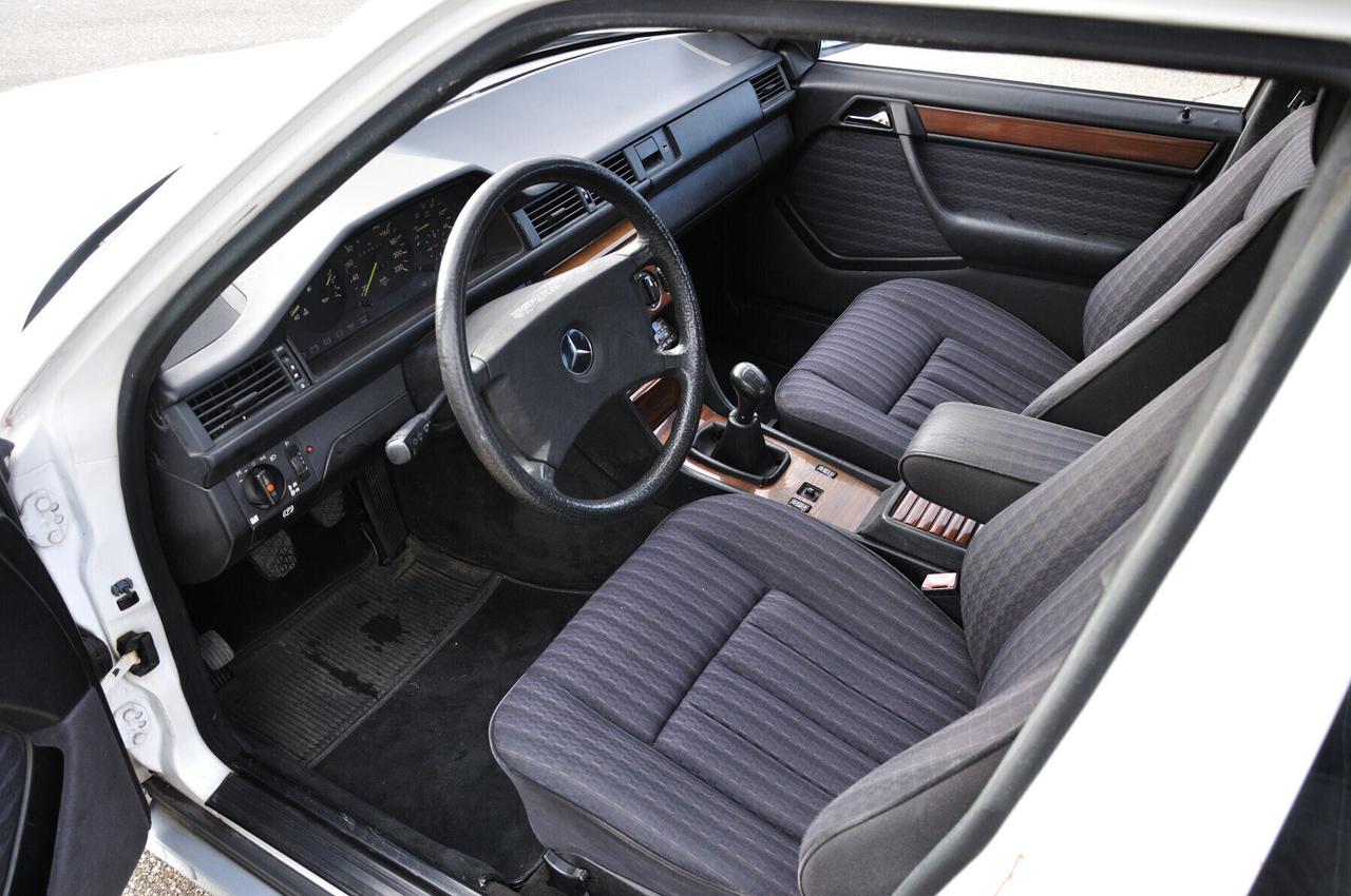 Mercedes-benz 250 W124D (AMG look body kit)