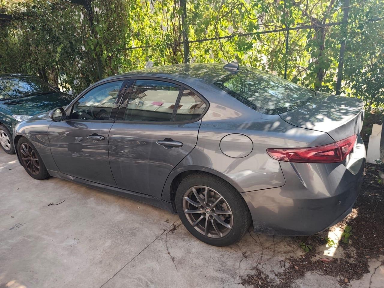 Alfa Romeo Giulia 2.2 150 CV ( motore rotto)