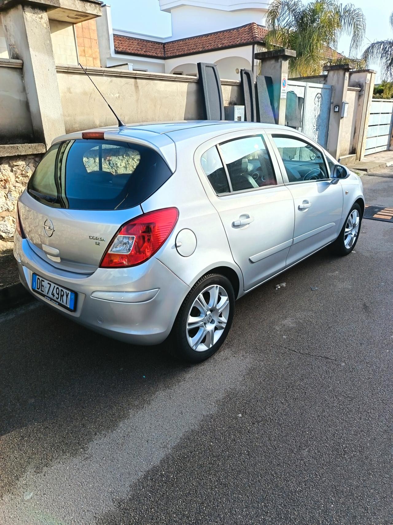 Opel Corsa 1.2 5 porte Cosmo