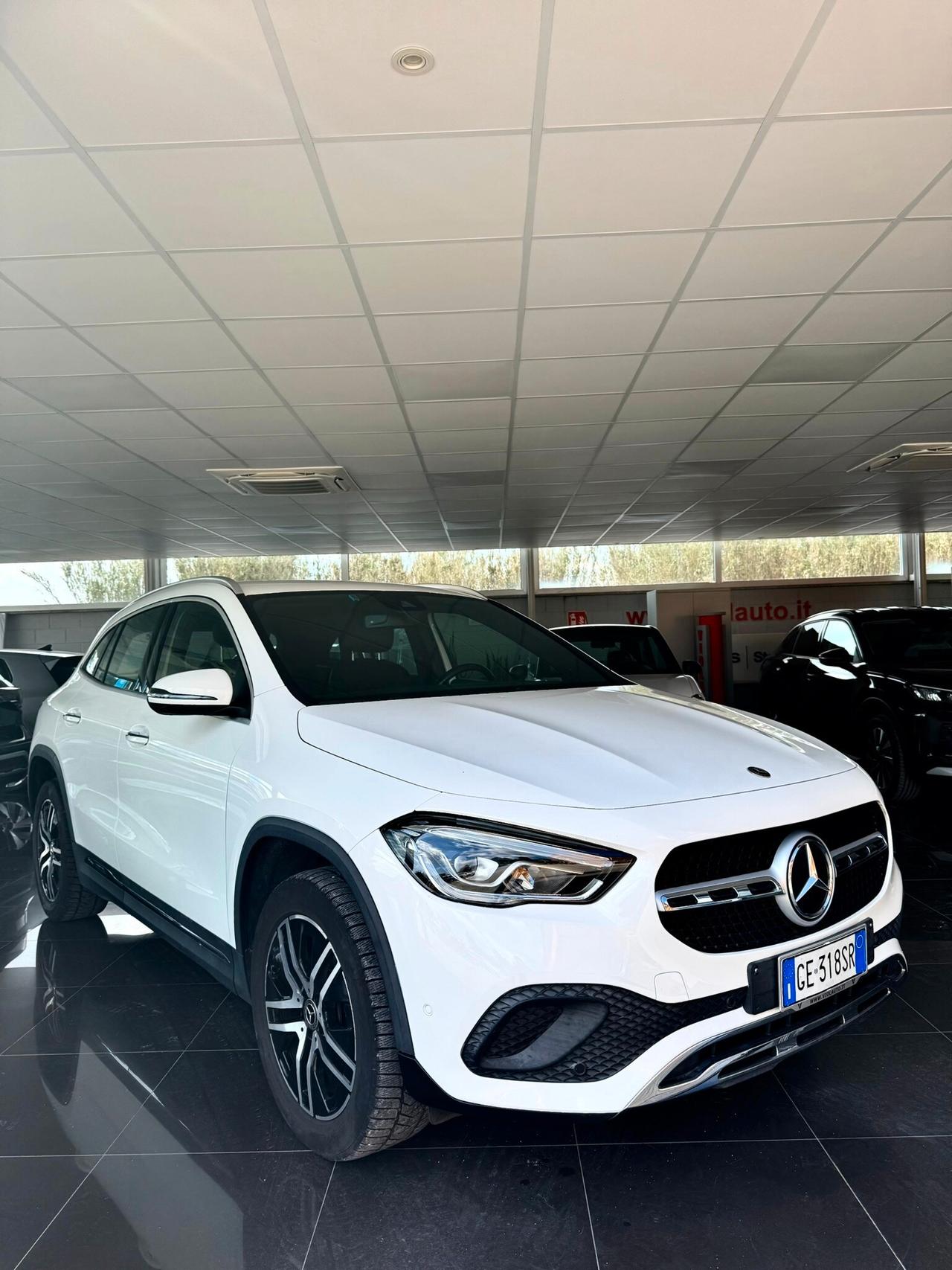 MERCEDES GLA (H247) GLA 200 d Automati...