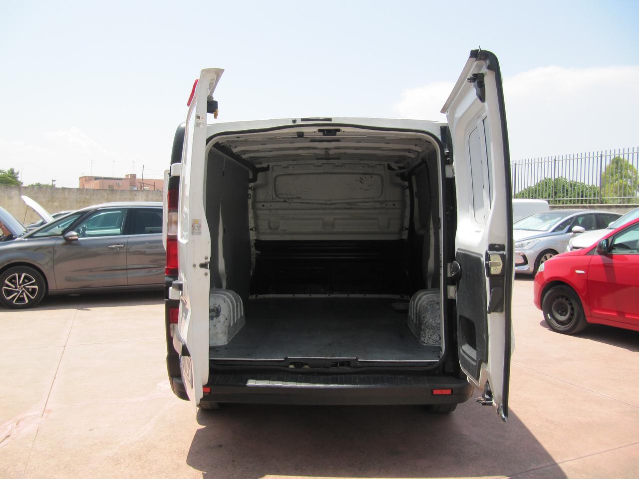 NISSAN NV300