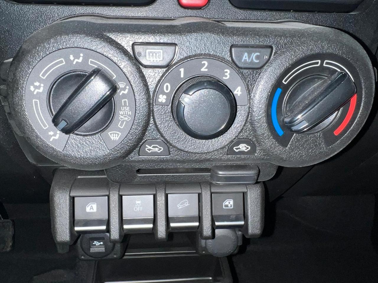 Suzuki Jimny 1.5 5MT 4 POSTI 4X4