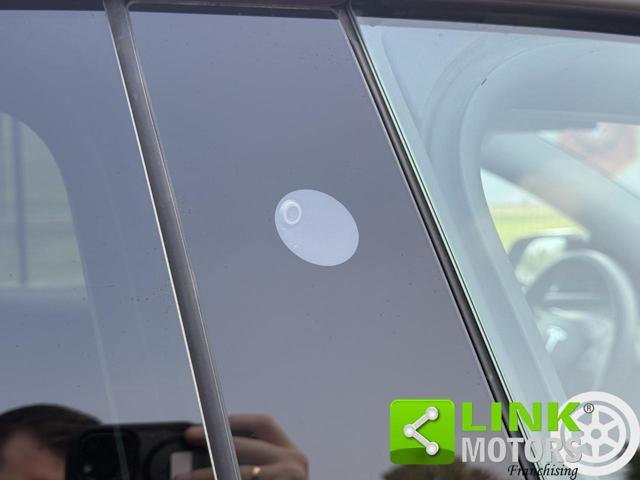 TESLA Model Y longe