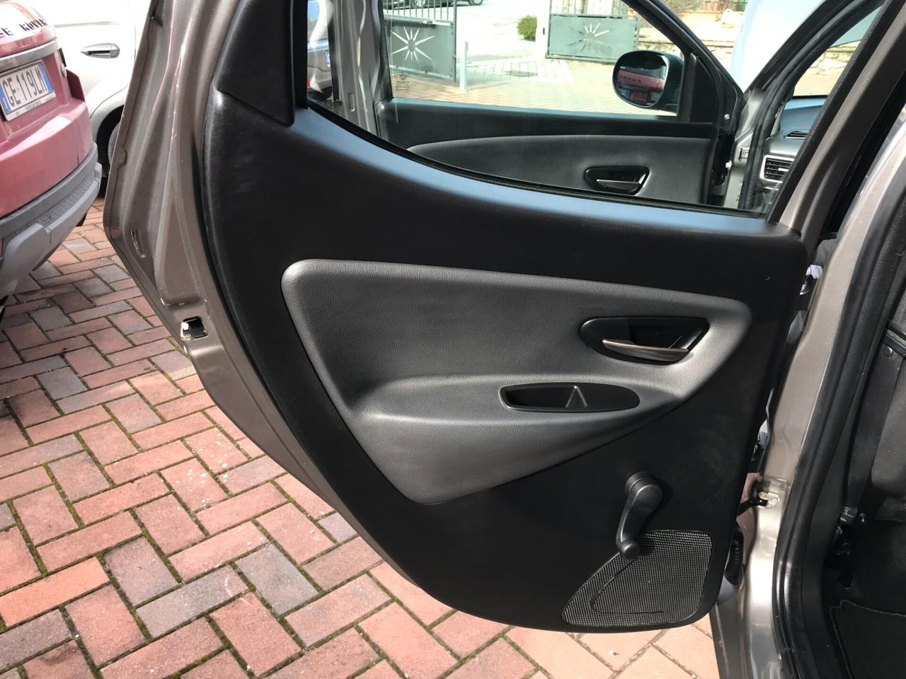 Lancia Ypsilon 0.9 TwinAir 85 CV 5 porte Metano Ecochic Silver