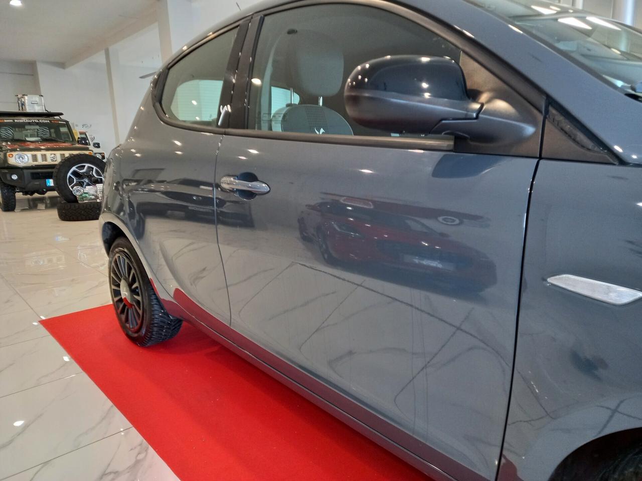 Lancia Ypsilon 1.2 69 CV 5 porte NEOPATENTATI