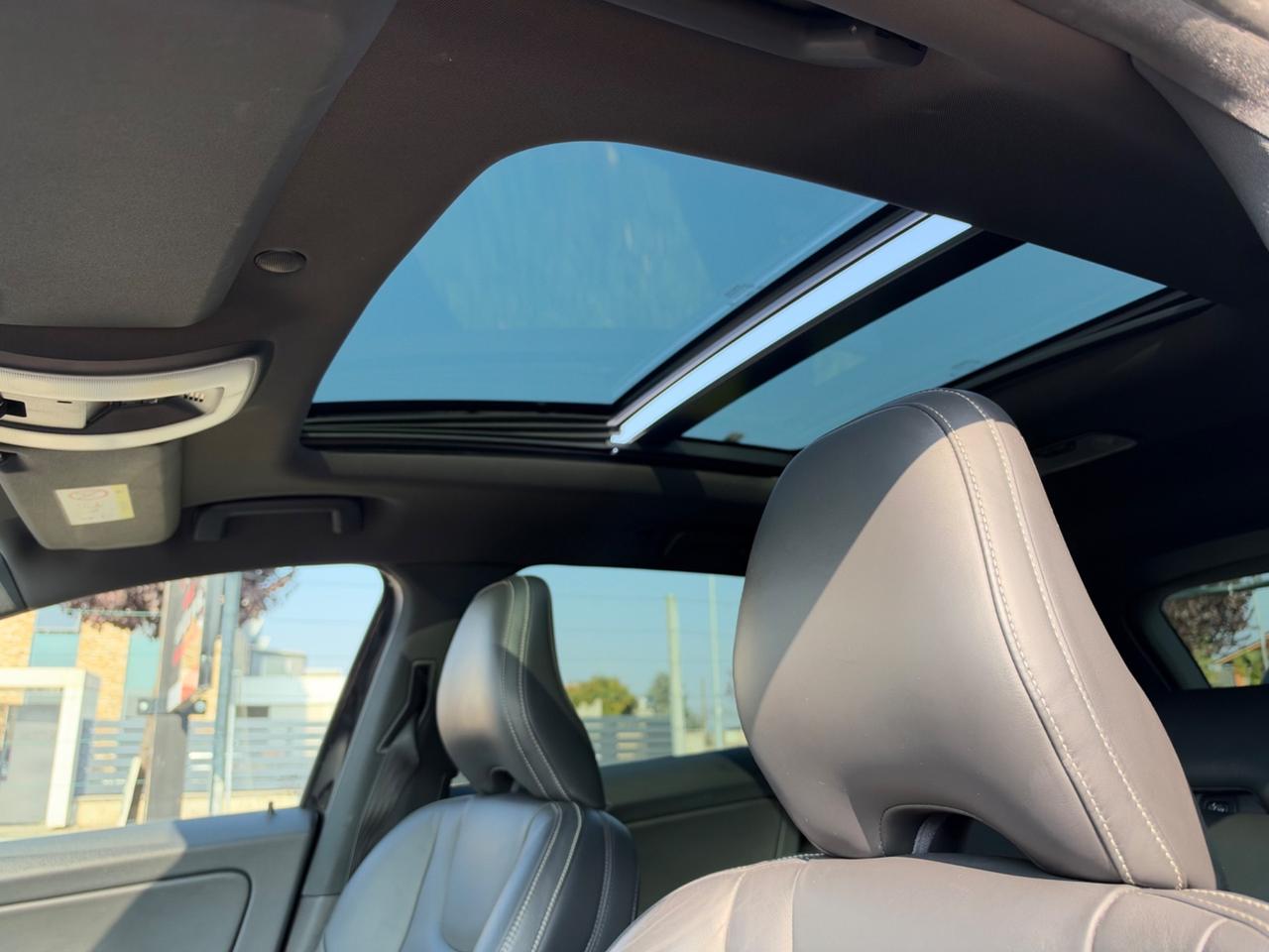 Volvo XC 60 D5 AWD Geartronic R-design Momentum