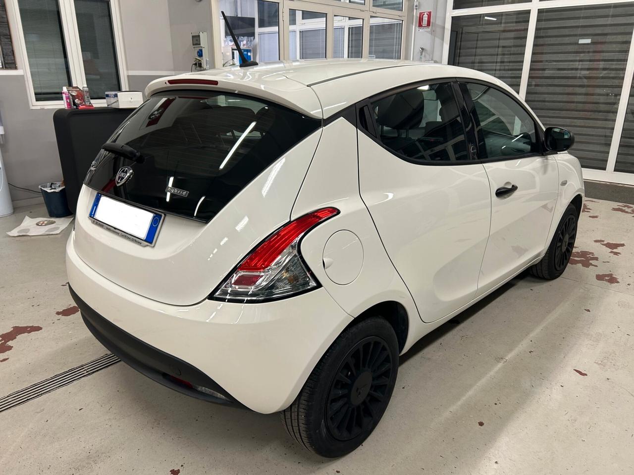Lancia Ypsilon 1.0 FireFly 5 porte S&S Hybrid Ecochic Silver