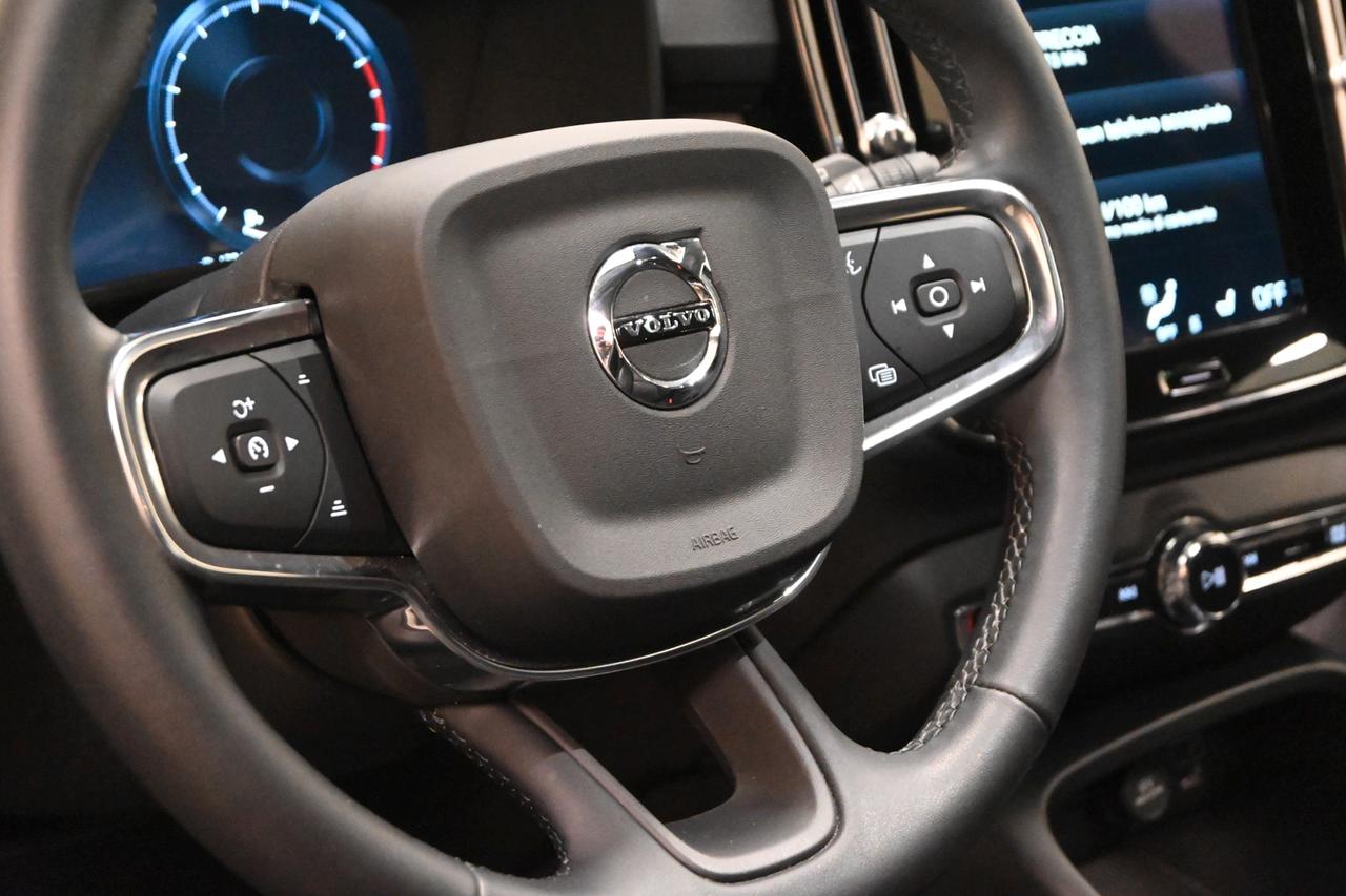 VOLVO XC40 (2017-->) XC40 T2 Geartronic Momentu...