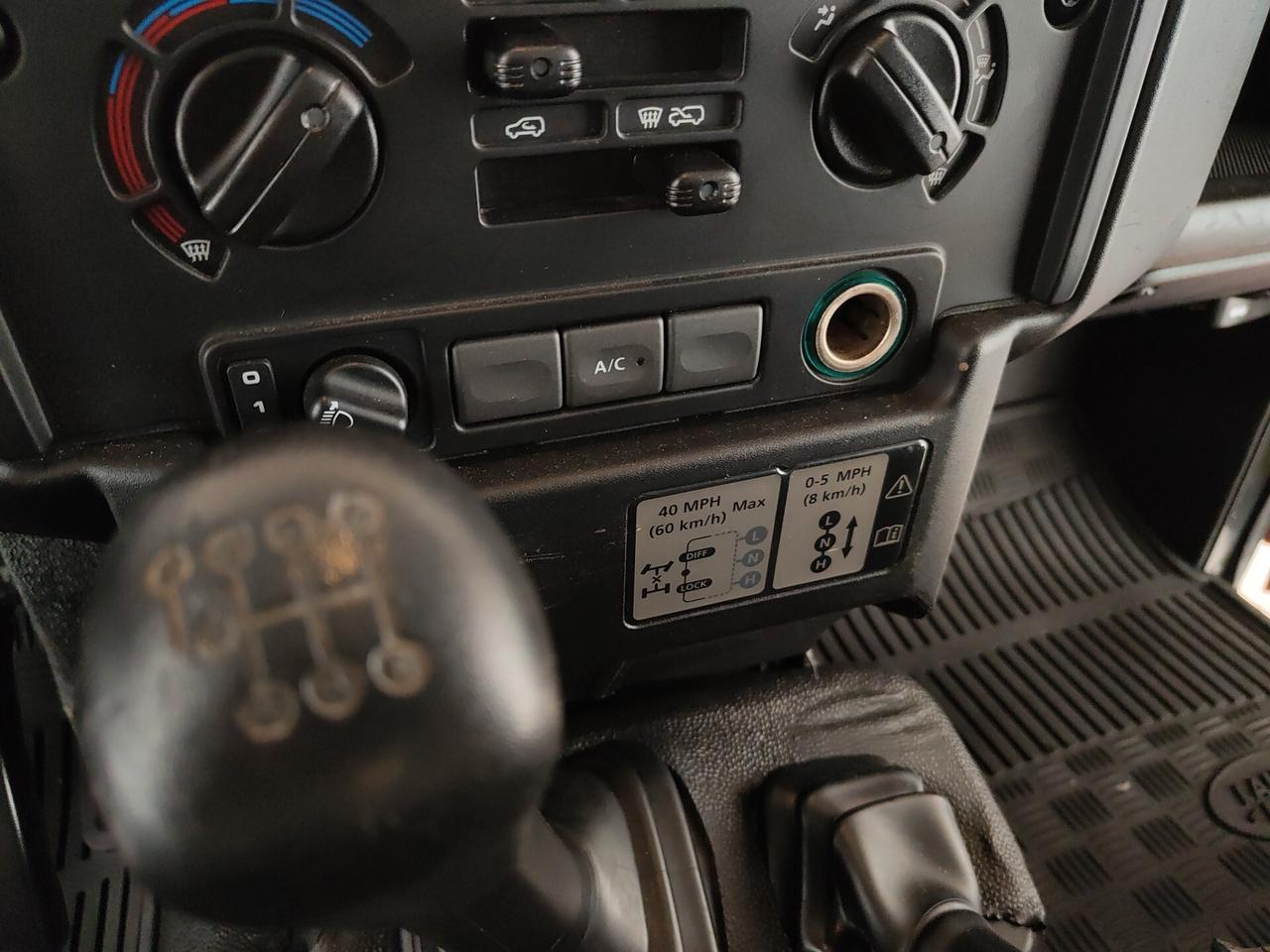 Land Rover Defender 90 2.2 TD4 Soft top N1