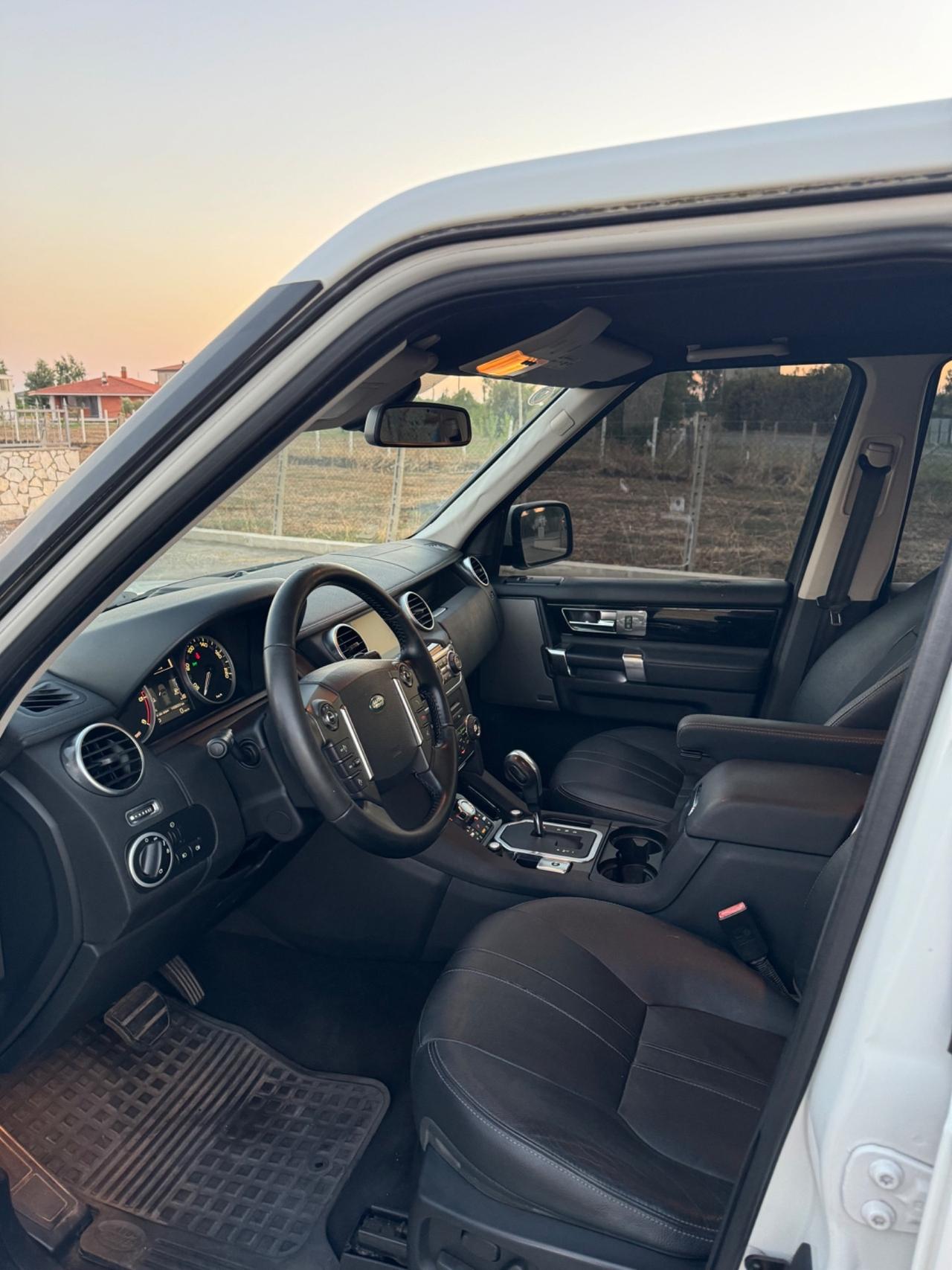 Land Rover Discovery 4 3.0 SDV6 245CV Black&White Limited Edition