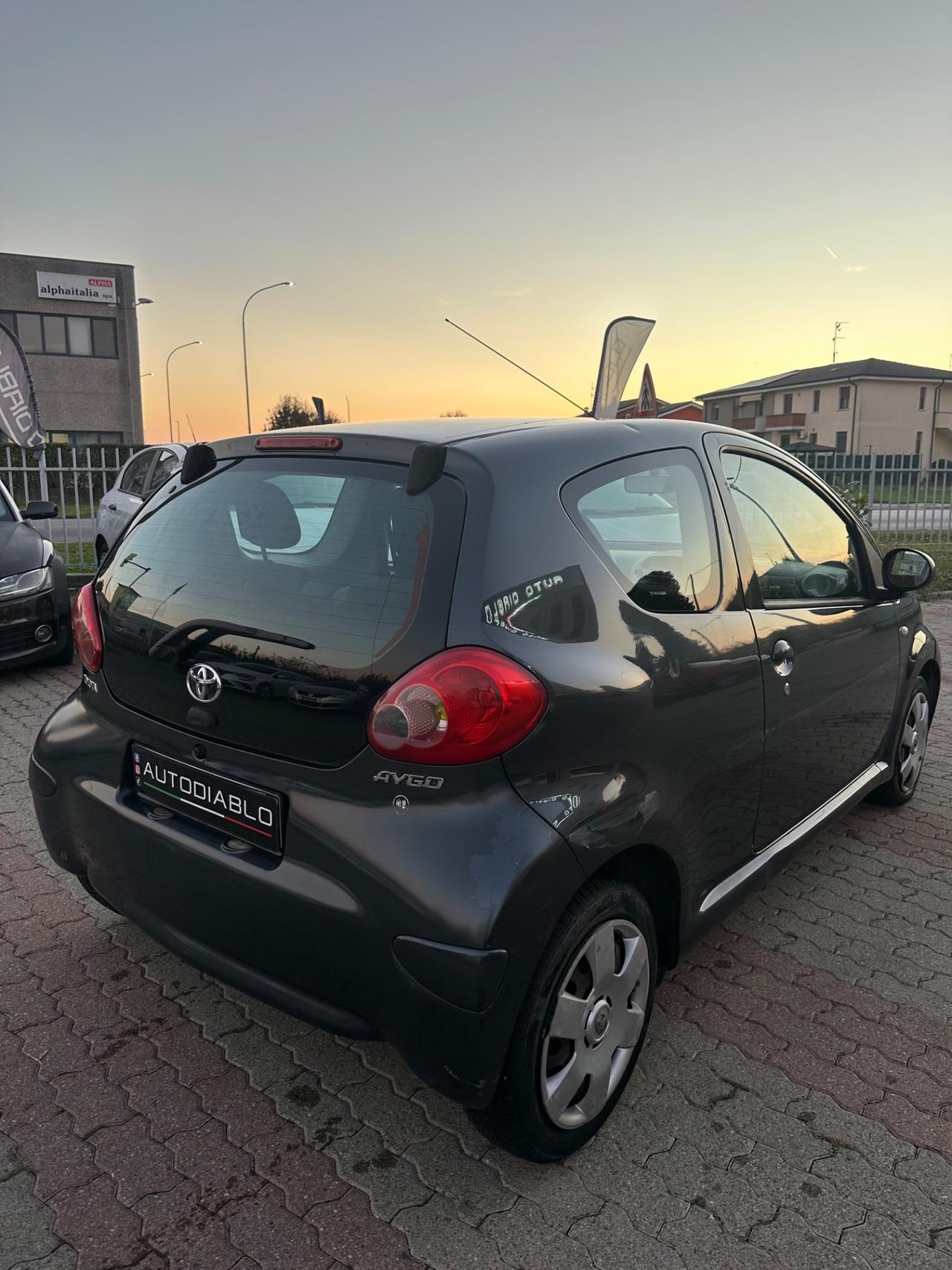 Toyota Yaris 1.0 3 porte Sol