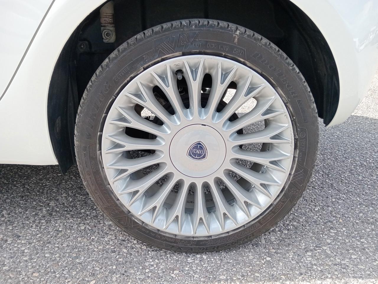 Lancia Ypsilon 1.2 69CV 5 porte OK NEOPATENTATI