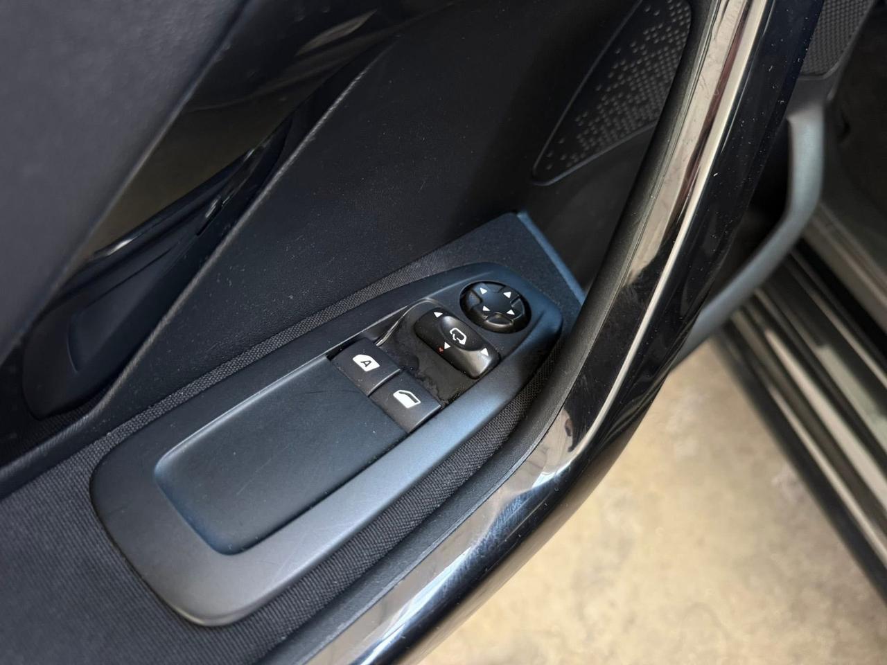 Peugeot 208 82CV 5 porte NEOPATENTATI
