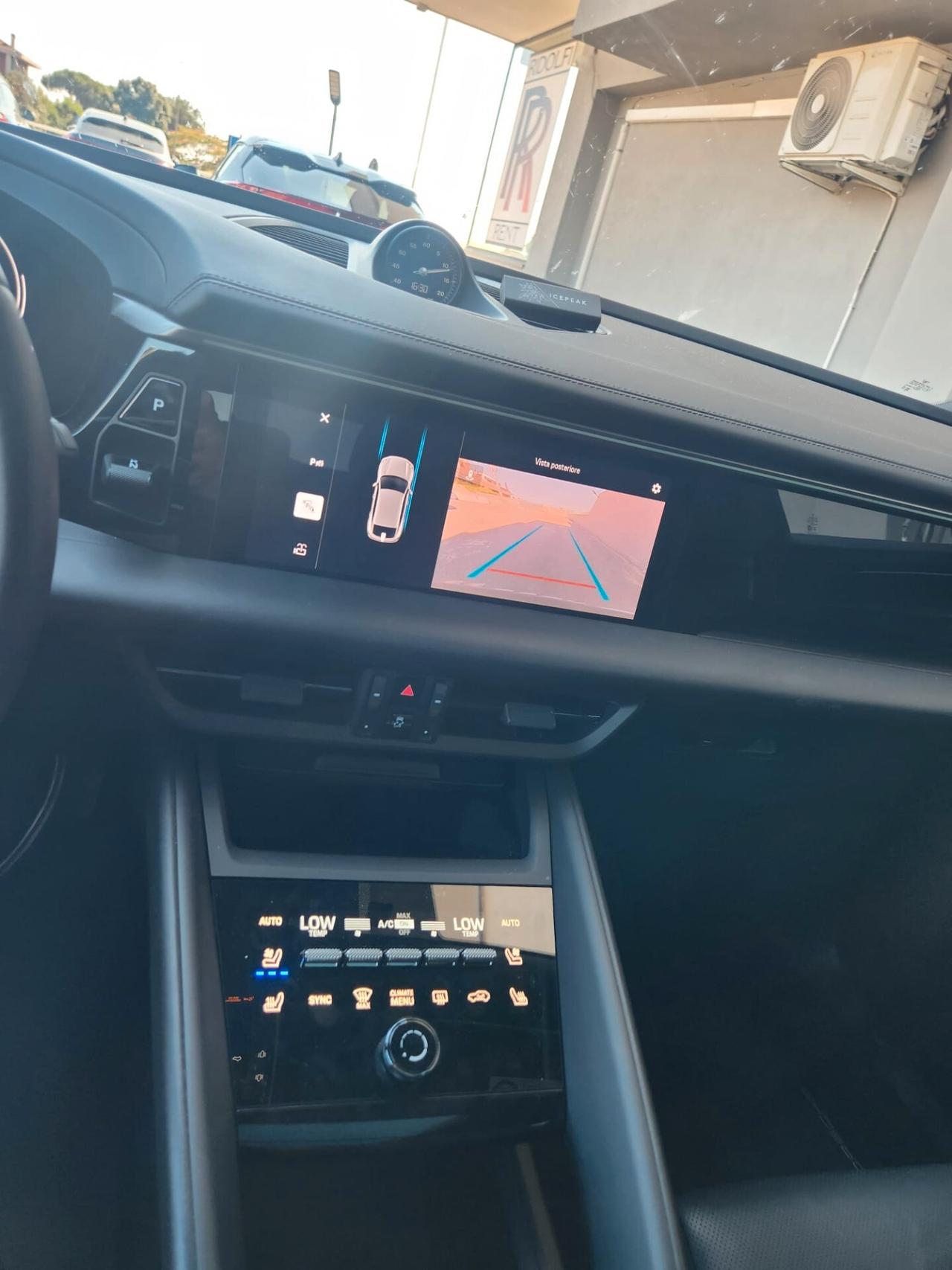 Porsche Macan EV 4