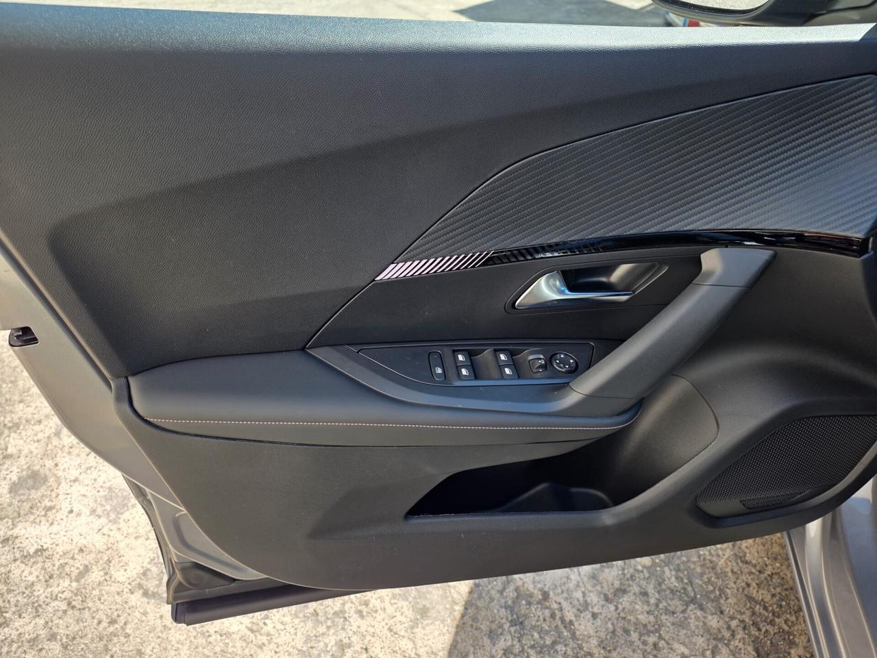 Peugeot 2008 Puretech 100cv. Allure 1.2 b. KM. 0