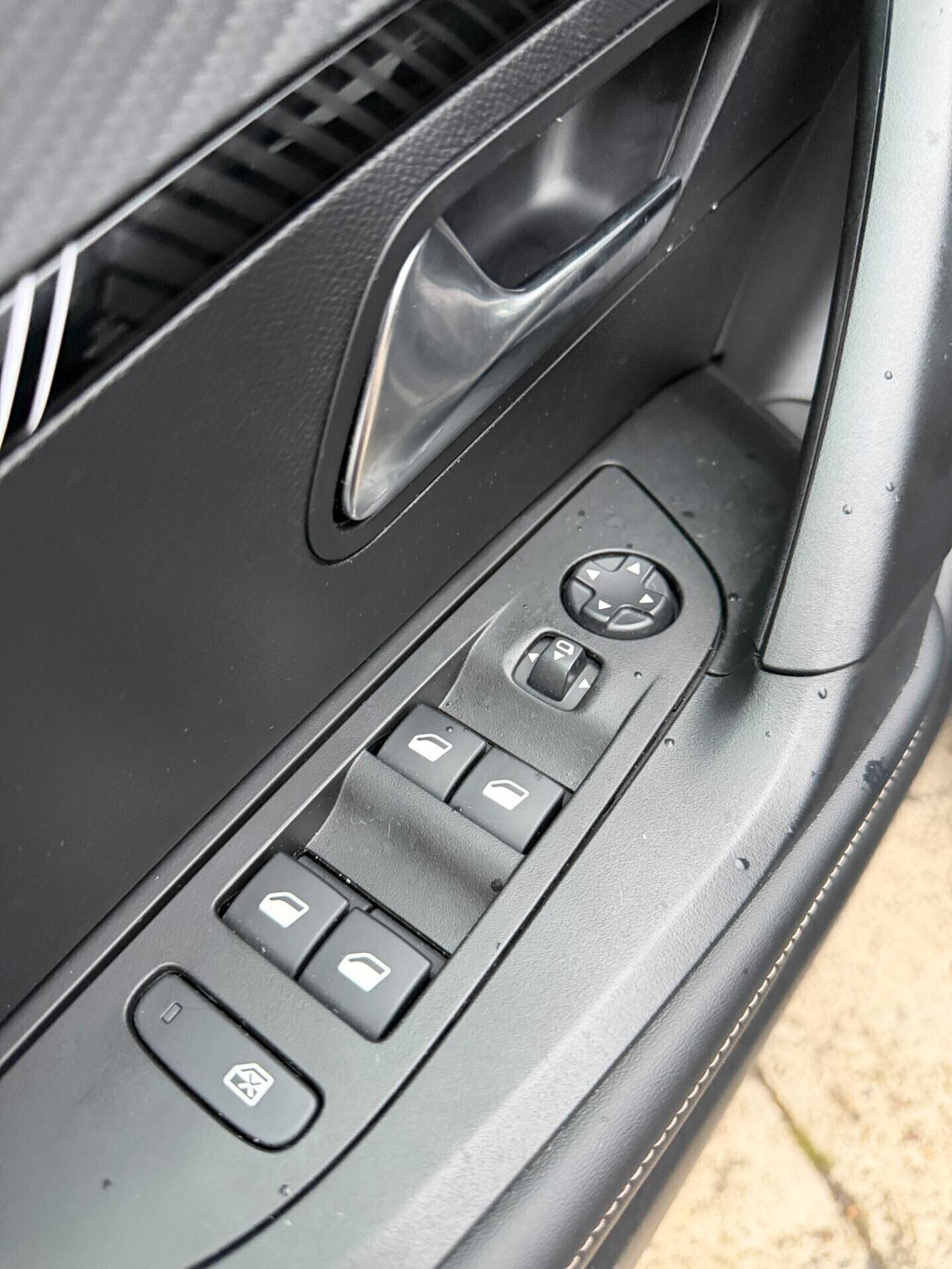 Peugeot 2008 PureTech 100 S&S Allure Black Edition