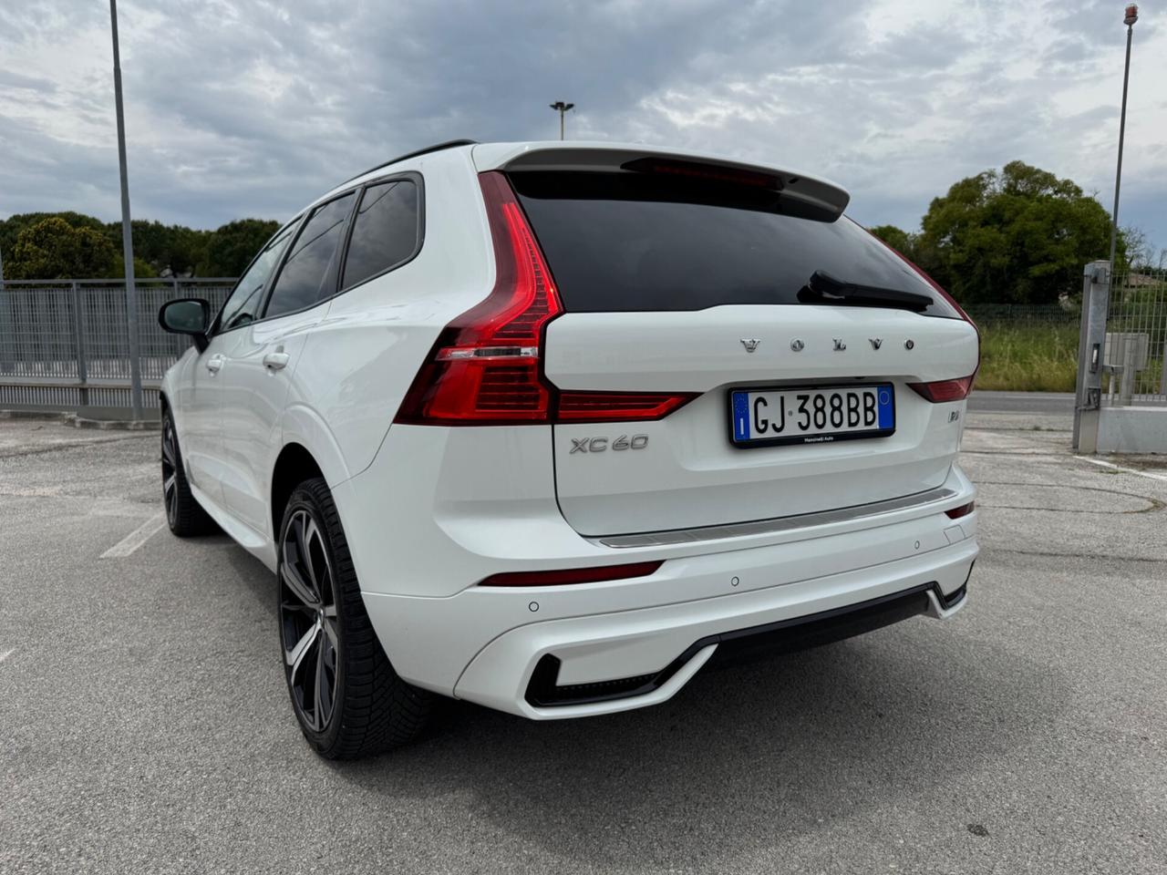 Volvo XC 60 B4 R-Design Plus Dark