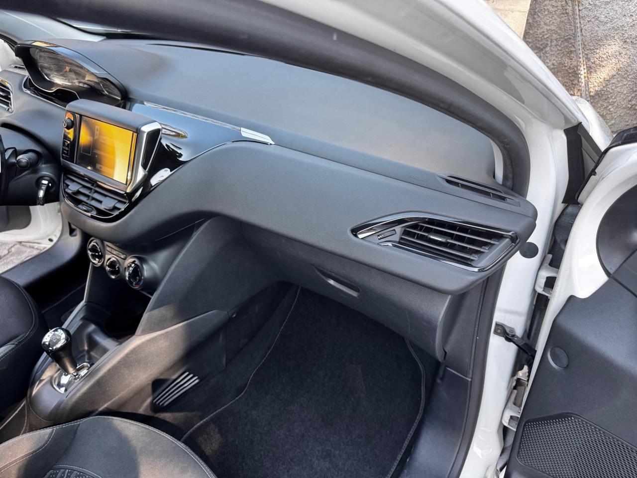 Peugeot 208 1.4 e-HDi 68 CV automatica/ neopatentati