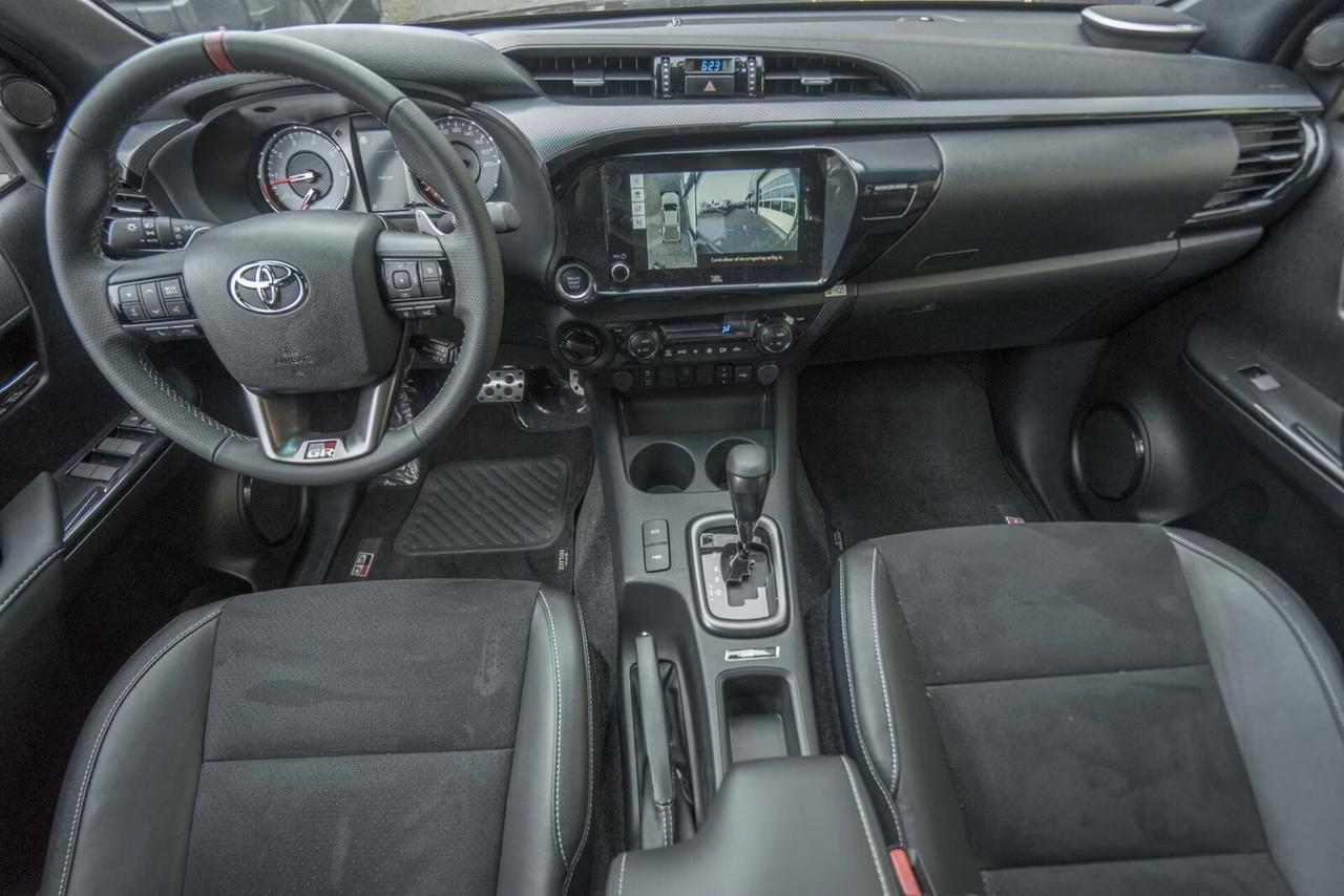 Toyota Hilux 2.8 D-4D A/T 4WD 4 porte Double Cab GR SPORT