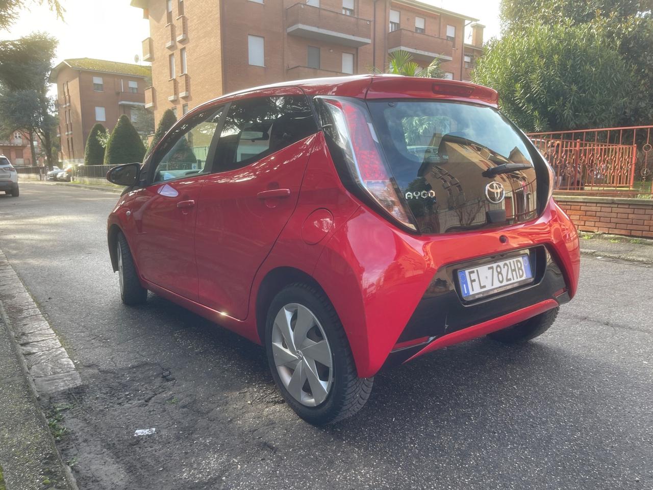 Toyota Aygo 1.0 VVT-i 69 CV 5 porte x-wave Bordeaux TSS