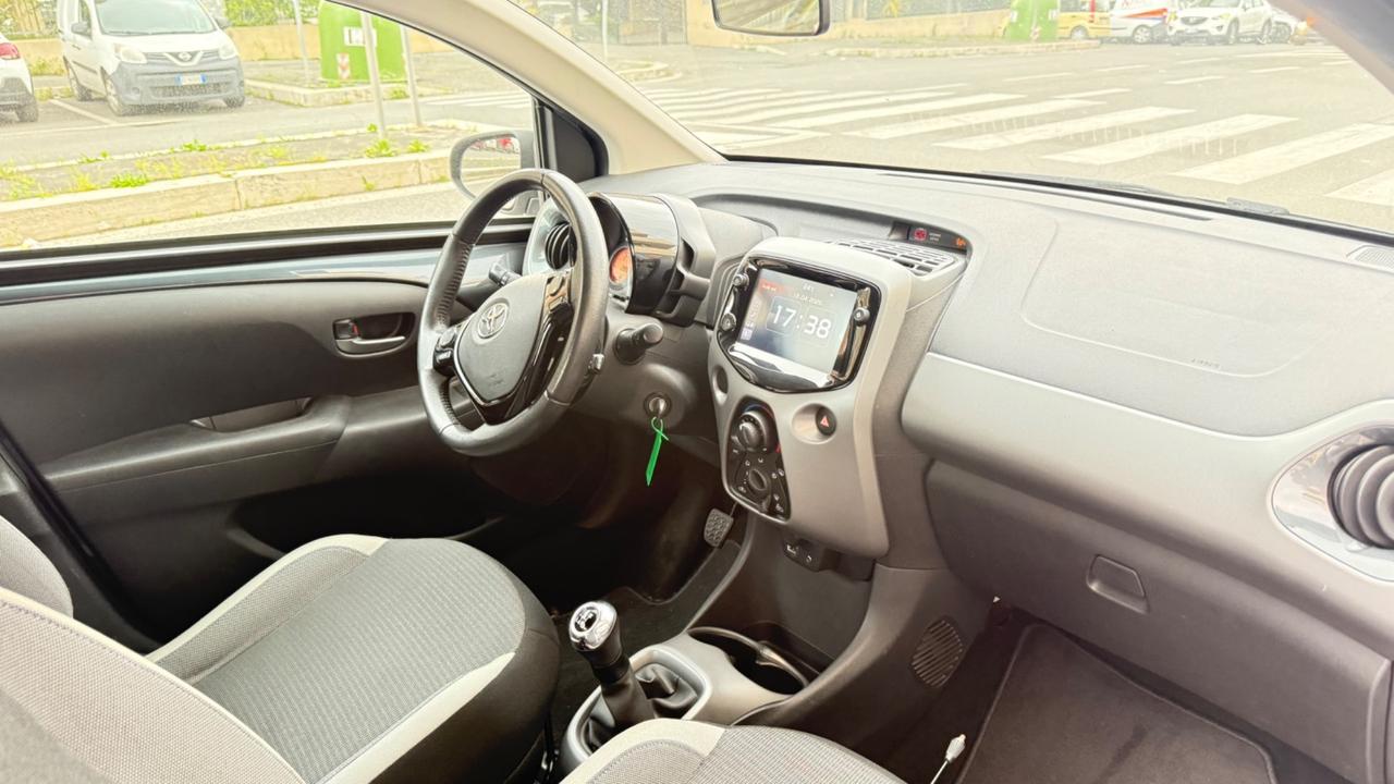 Toyota Aygo Connect 1.0 VVT-i 72 CV 5 porte x-play LED NAVI KAMERA PDC CERCHI 16 BLUETOOTH