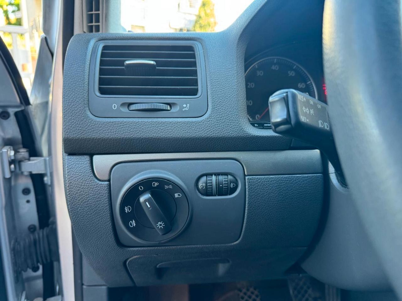VW GOLF 1.6 16V FSI 5p. NEOPATENTATI