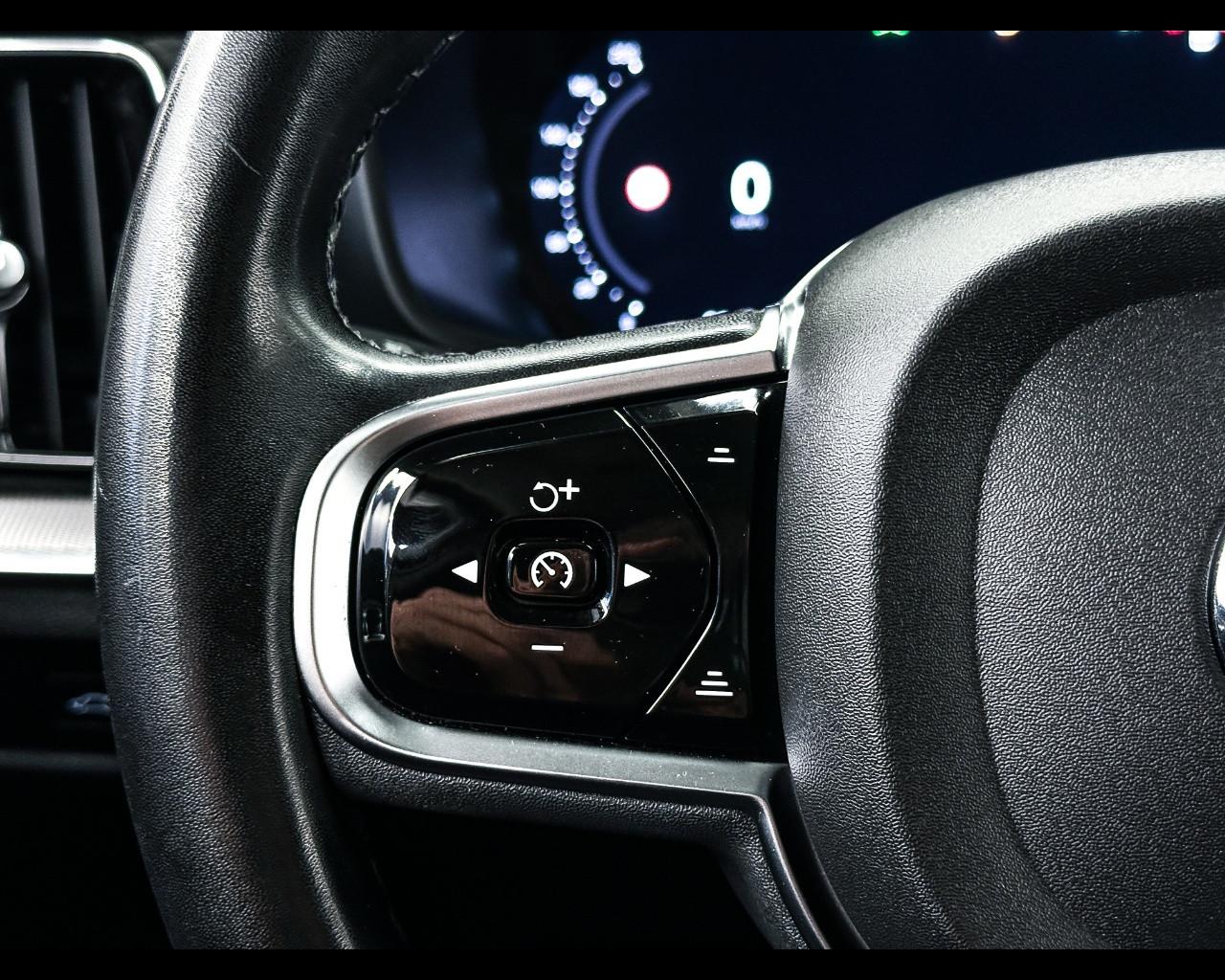 VOLVO V60 (2018-->) - V60 B4 (d) automatico Plus Dark