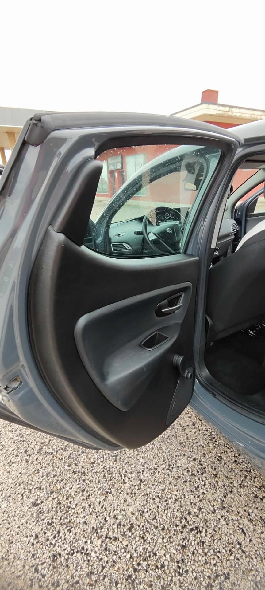 Lancia Ypsilon 0.9 TwinAir 85 CV 5 porte Metano Ecochic Gold