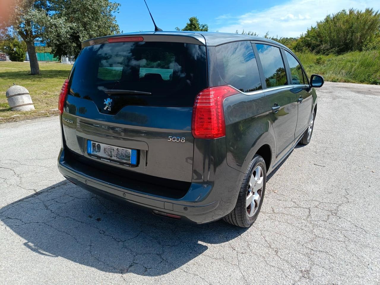 Peugeot 5008 1.6 HDi 110CV cambio robotizzato Féline