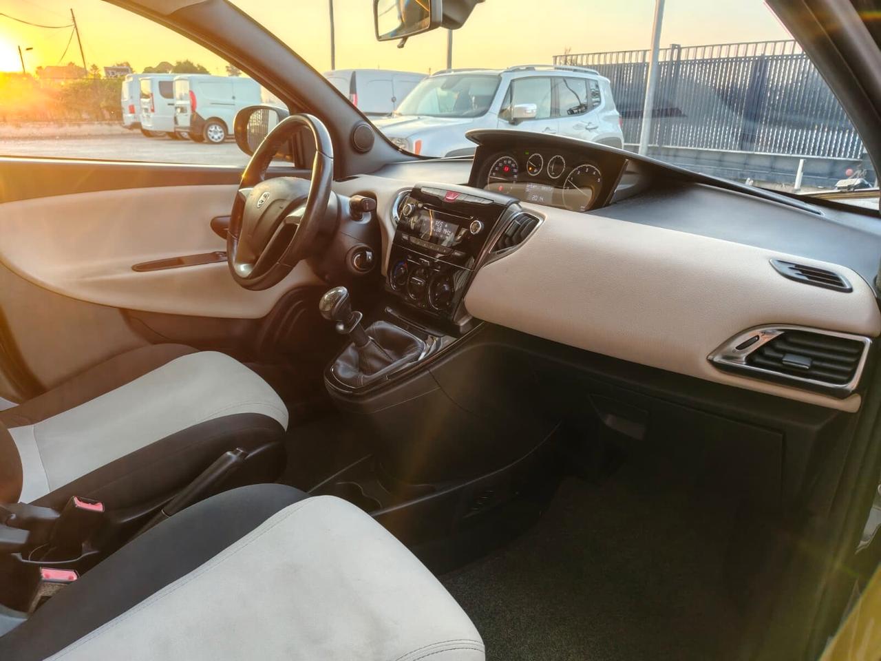 Lancia Ypsilon 1.2 69 CV 5 porte S&S Platinum