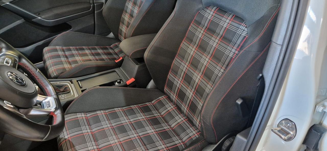 Volkswagen Golf GTI Performance 2.0 245 CV TSI DSG 5p.