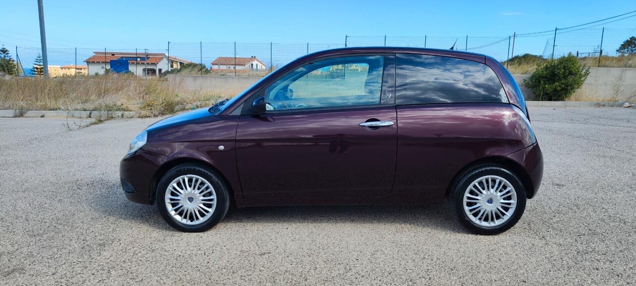 Lancia Ypsilon 1.3 MJT 75 CV Versus