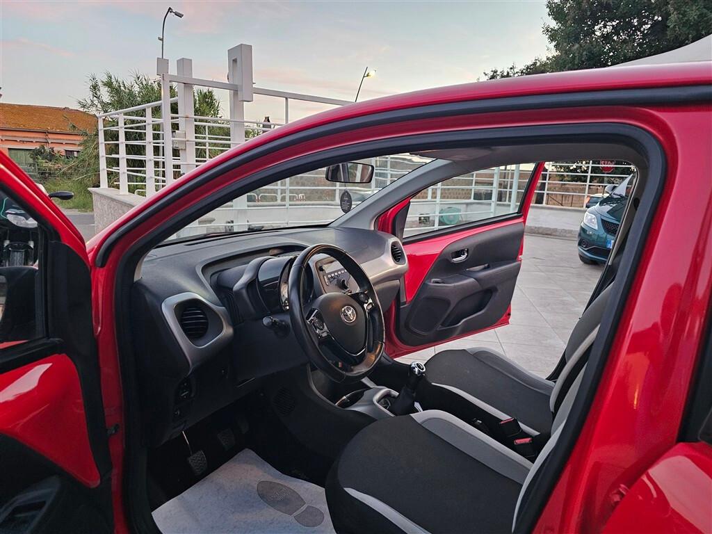 Toyota Aygo 1.0 VVT-i 69 CV 5 porte x-cool per Neopatentati