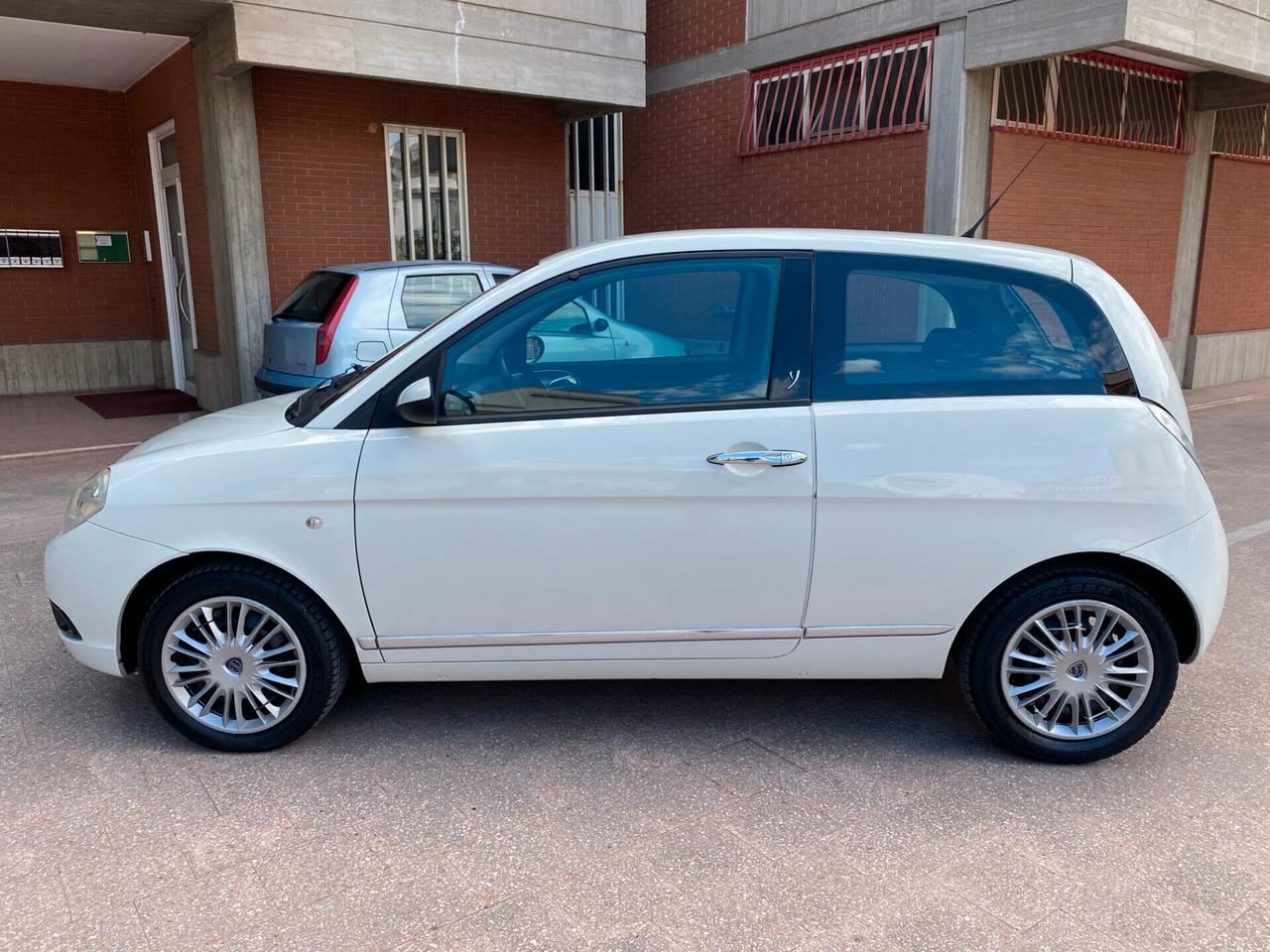 UNICO PROPRIETARIO LANCIA YPSILON 1.2 BENZINA NEOPATENTATI