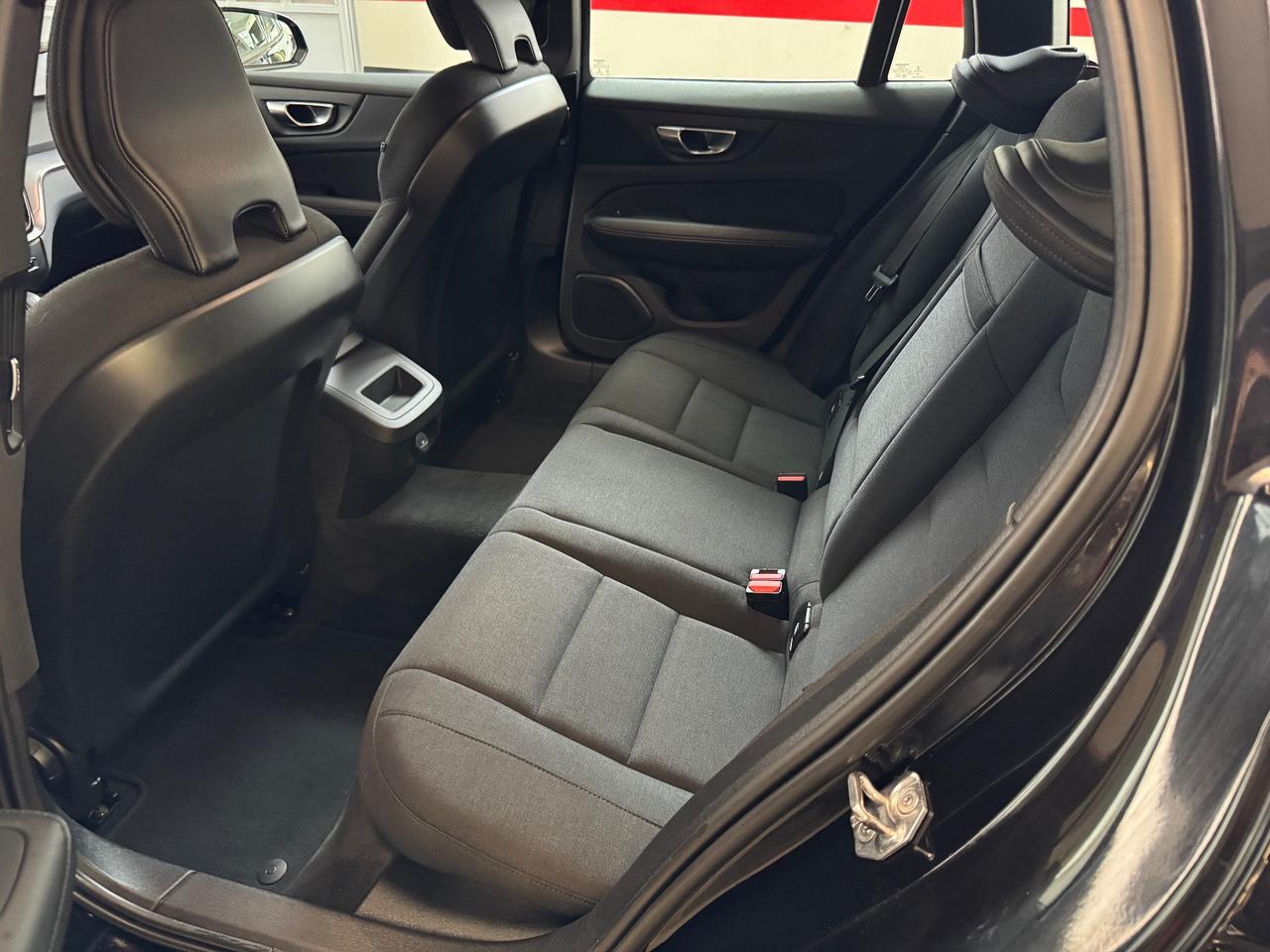 Volvo V60 B4 (d) Geartronic Momentum Business