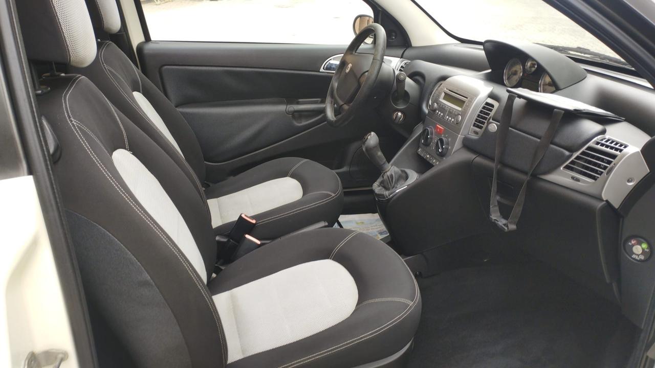 Lancia Ypsilon 1.3 MJT 75 CV Platino