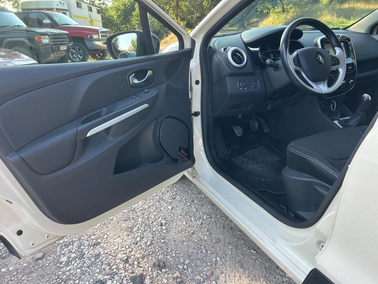 Renault Clio 1.2 75CV 5 porte Intens rate permute neopatentati