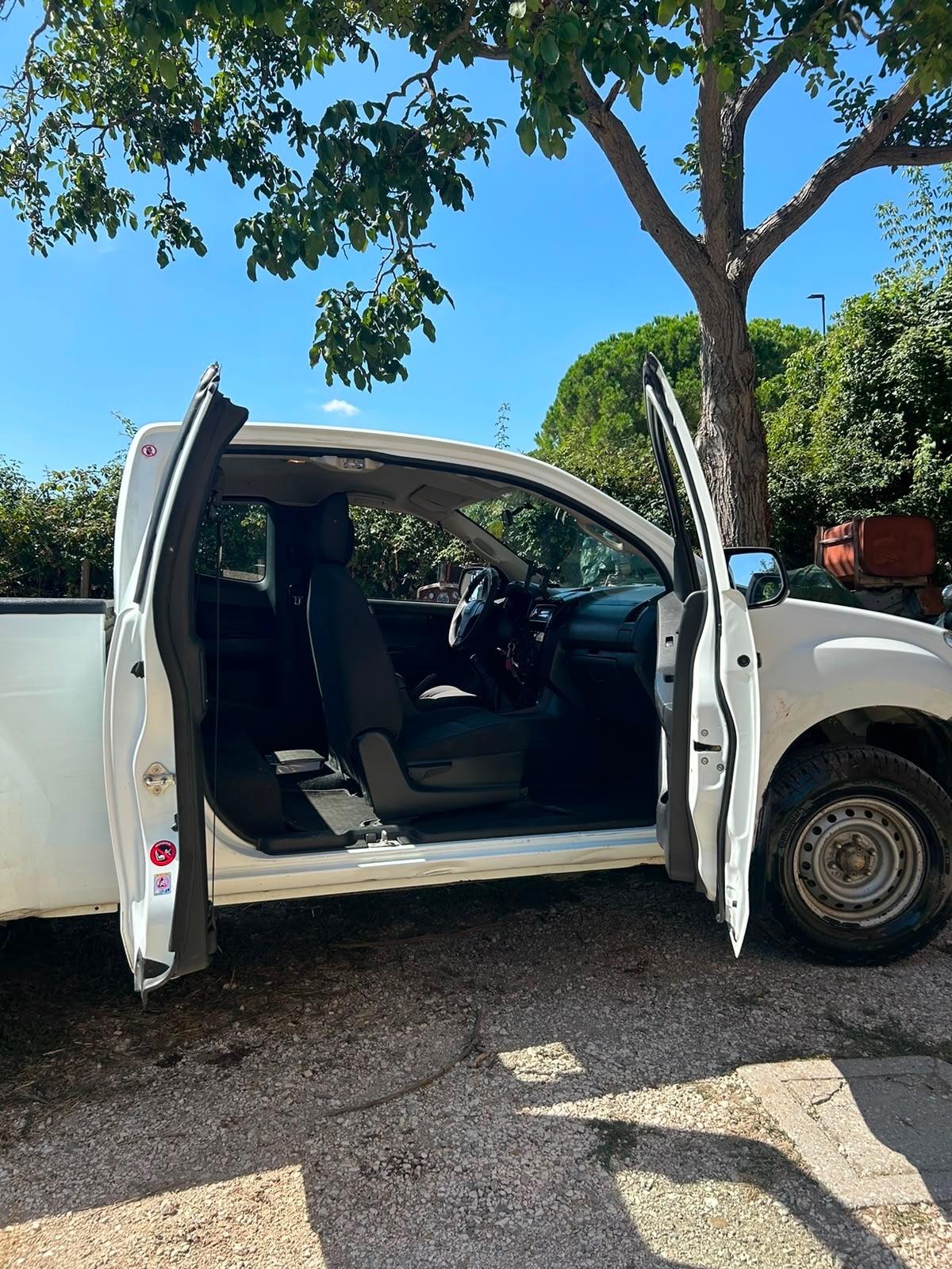 Isuzu D-Max 2.5 TD space cab 4WD 2+2 posti