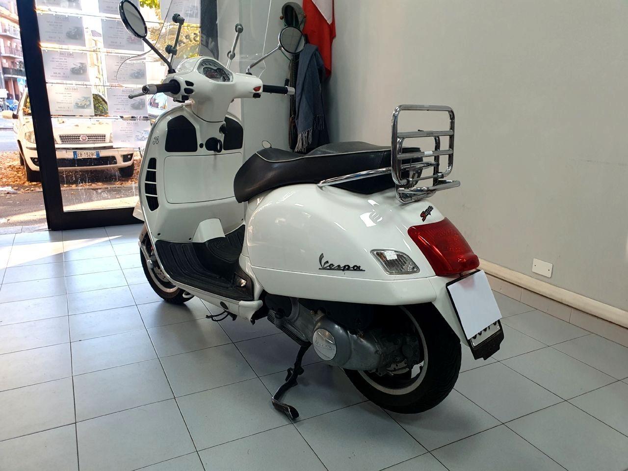 Vespa 300 GTS Super