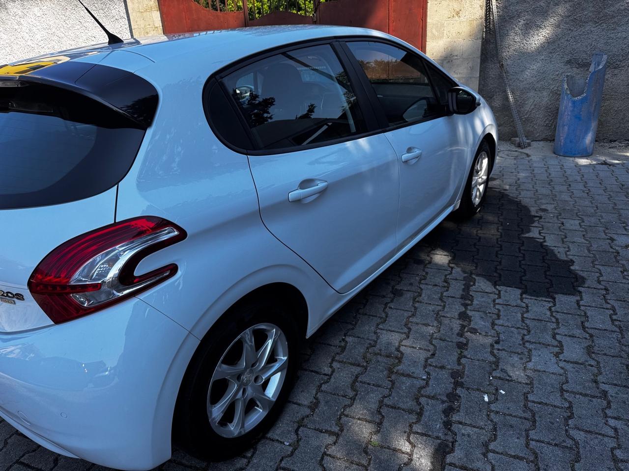 Peugeot 208 1.4 e-HDi 68 CV automatica/ neopatentati