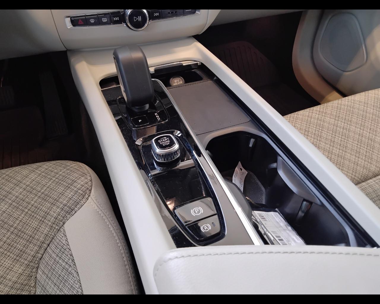 VOLVO XC60 II 2022 - XC60 2.0 b4 Core awd auto