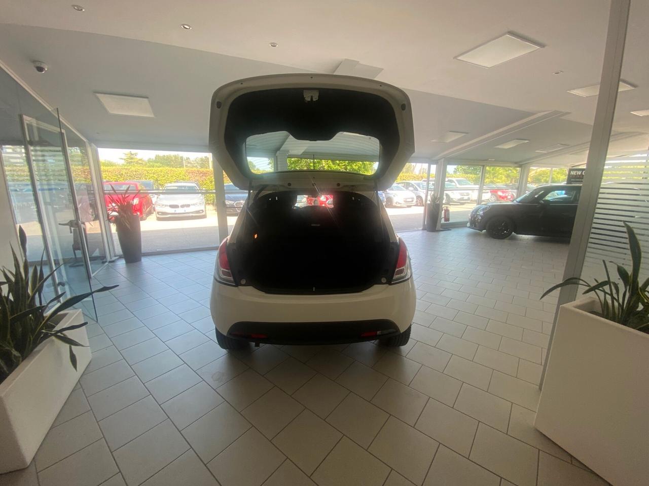 Lancia Ypsilon 1.0 FireFly 5 porte S&S Hybrid Ecochic Silver