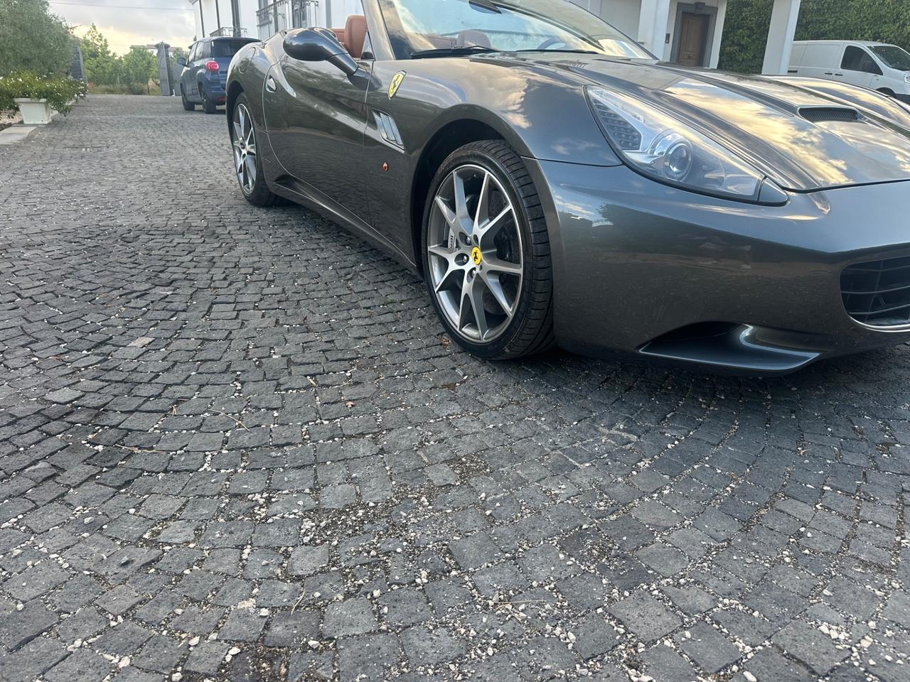 Ferrari California DCT grigio silverstone