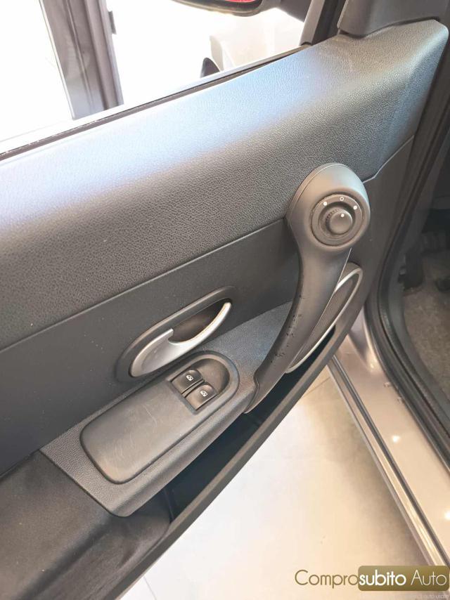 RENAULT Clio 1.2 16V 5 porte Confort