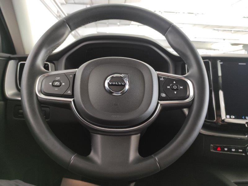 VOLVO XC60 (2017-->) - XC60 B4 Geartronic Momentum